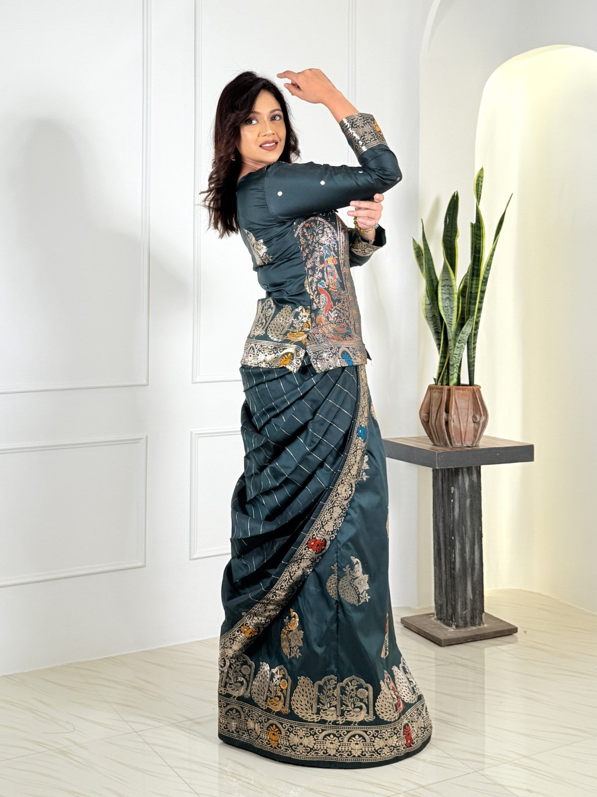 Opulent Peacock Plus-Size Benarasi Fusion Elegance Set