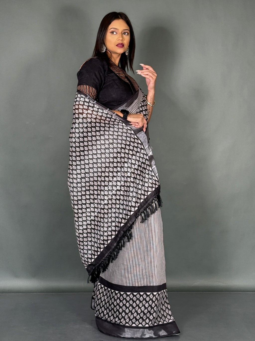 Ivory Noir Linen Insta Saree Set with Pocket