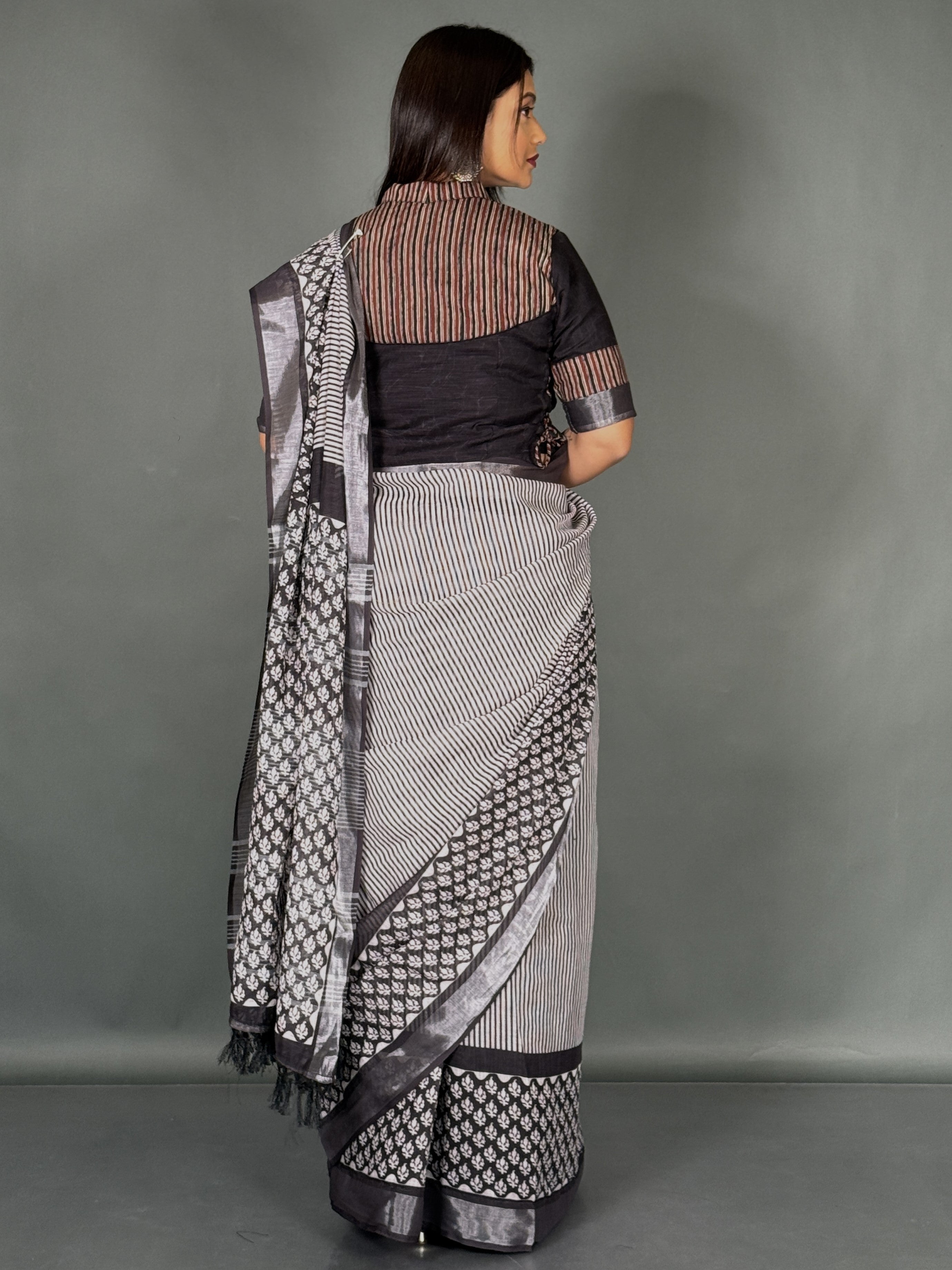 Ivory Noir Linen Insta Saree Set with Pocket
