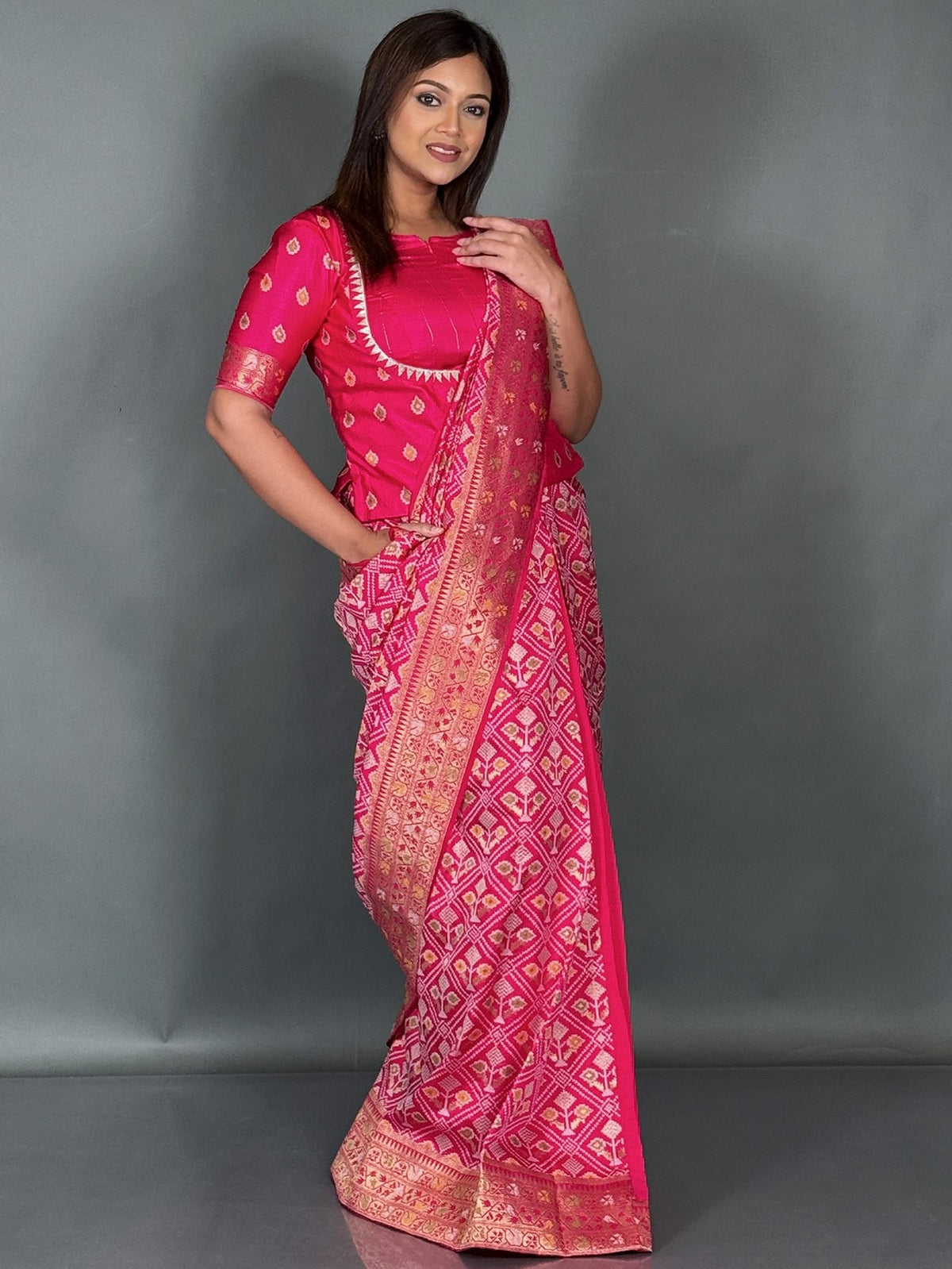 Gulabi Noor Designer Semi Silk Insta Saree Set