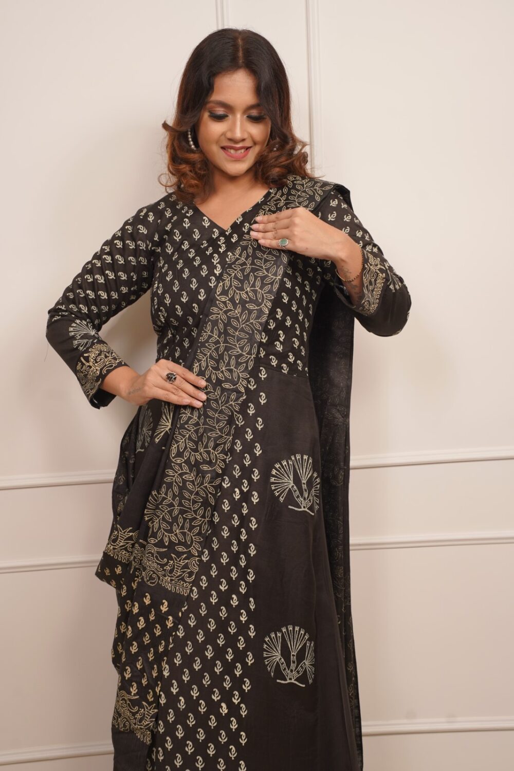 Black Tussar Hand Block Gown-Style Insta Saree with Lining - Image 3