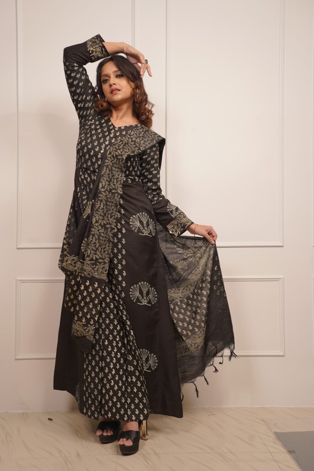 Black Tussar Hand Block Gown-Style Insta Saree with Lining - Image 5
