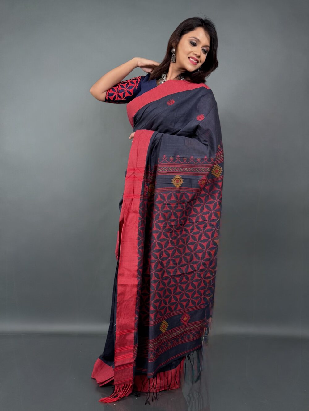 Raatrani Raga – Handloom Insta-Saree in Red border and nevi blue body - Image 2