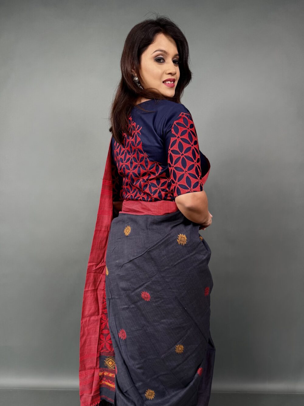 Raatrani Raga – Handloom Insta-Saree in Red border and nevi blue body - Image 3