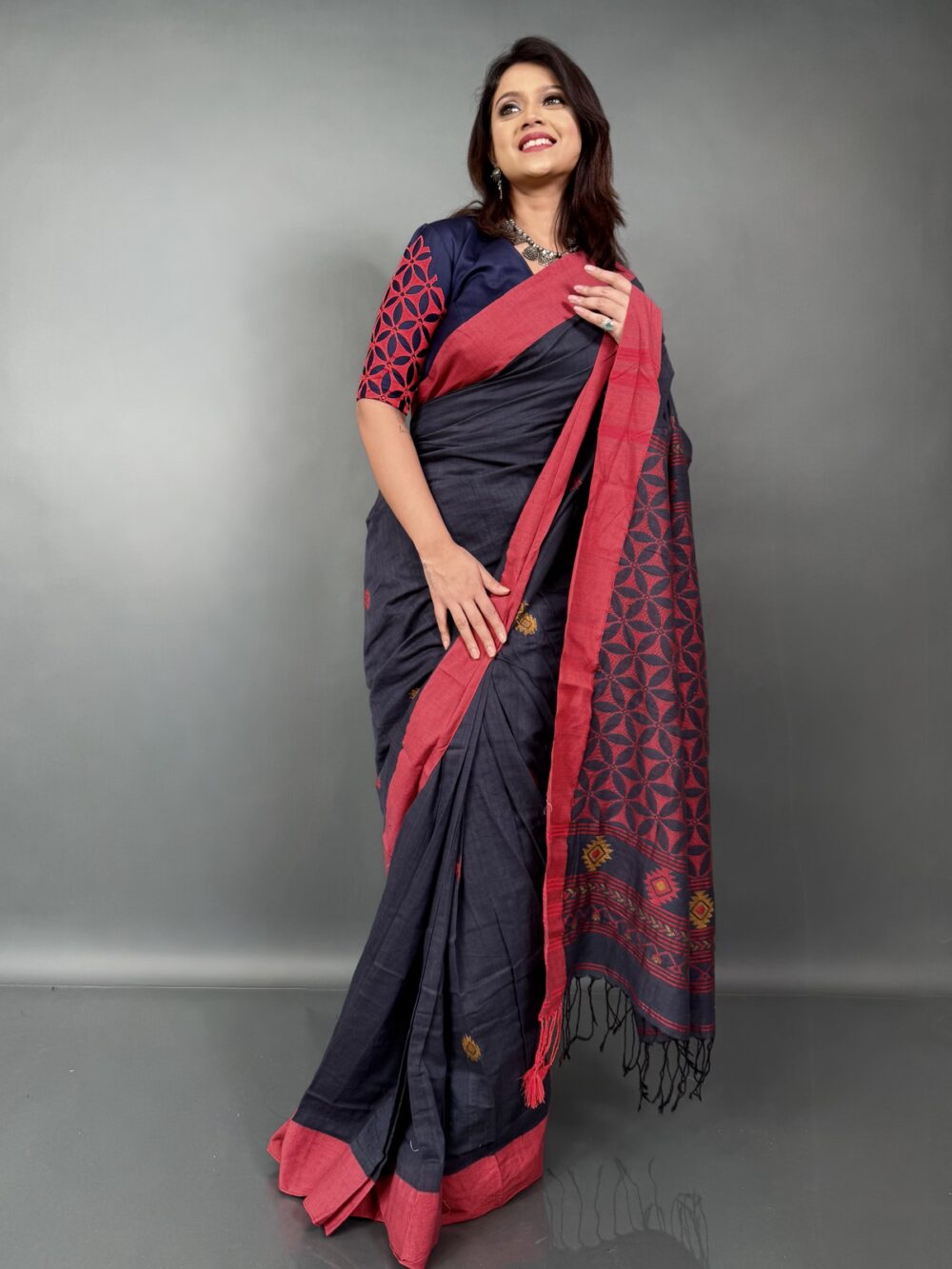 Raatrani Raga – Handloom Insta-Saree in Red border and nevi blue body