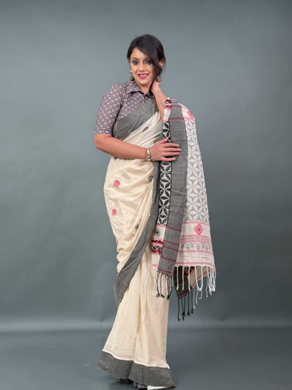 Shwet-Kaala – Off-White Handloom Khadi Insta-Saree with Black Border & Buti Weave - Image 2