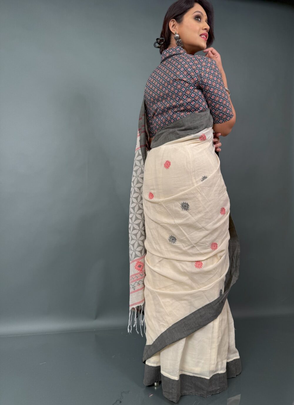 Shwet-Kaala – Off-White Handloom Khadi Insta-Saree with Black Border & Buti Weave - Image 5