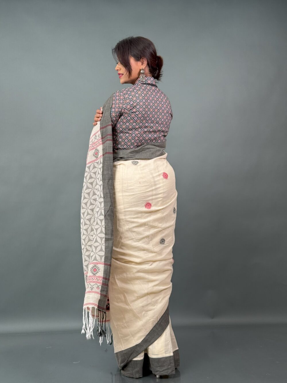 Shwet-Kaala – Off-White Handloom Khadi Insta-Saree with Black Border & Buti Weave - Image 4