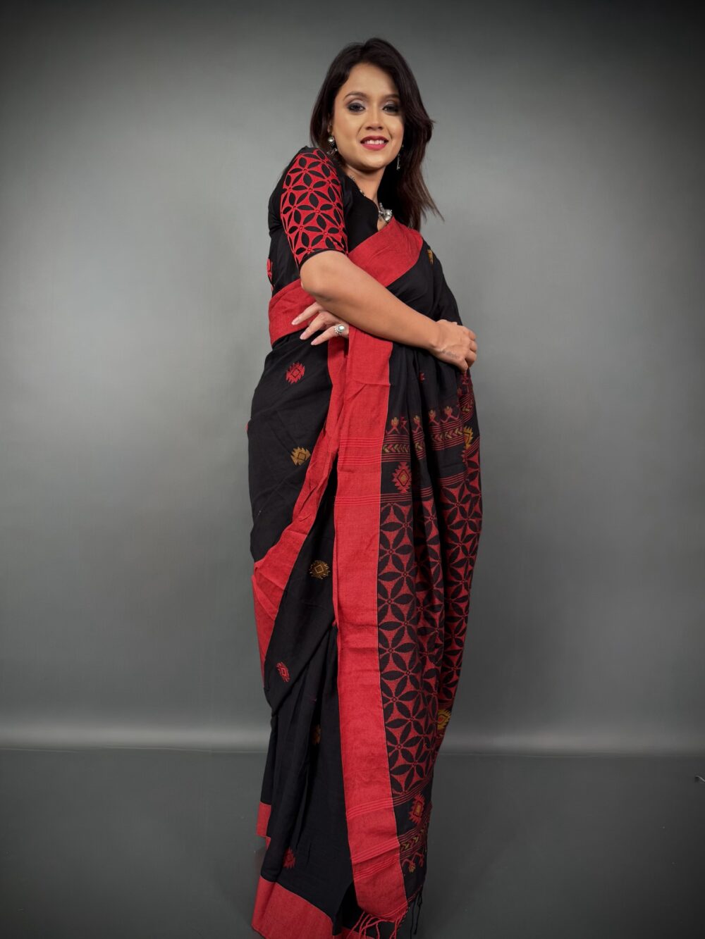 Raatrani Raga – Handloom Insta-Saree in Black with Red Border Elegance - Image 2