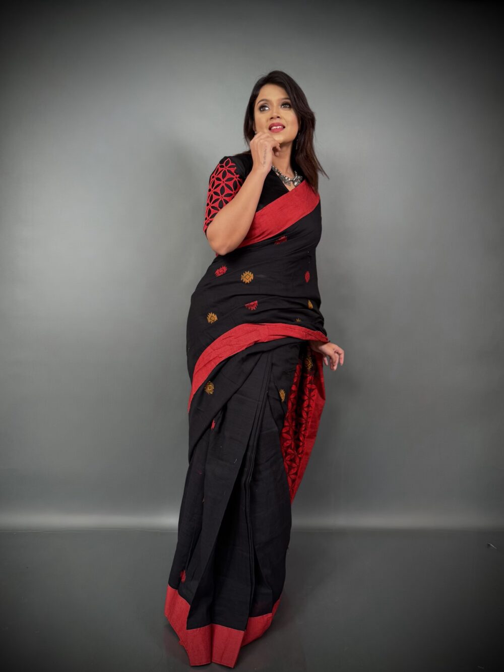 Raatrani Raga – Handloom Insta-Saree in Black with Red Border Elegance - Image 3