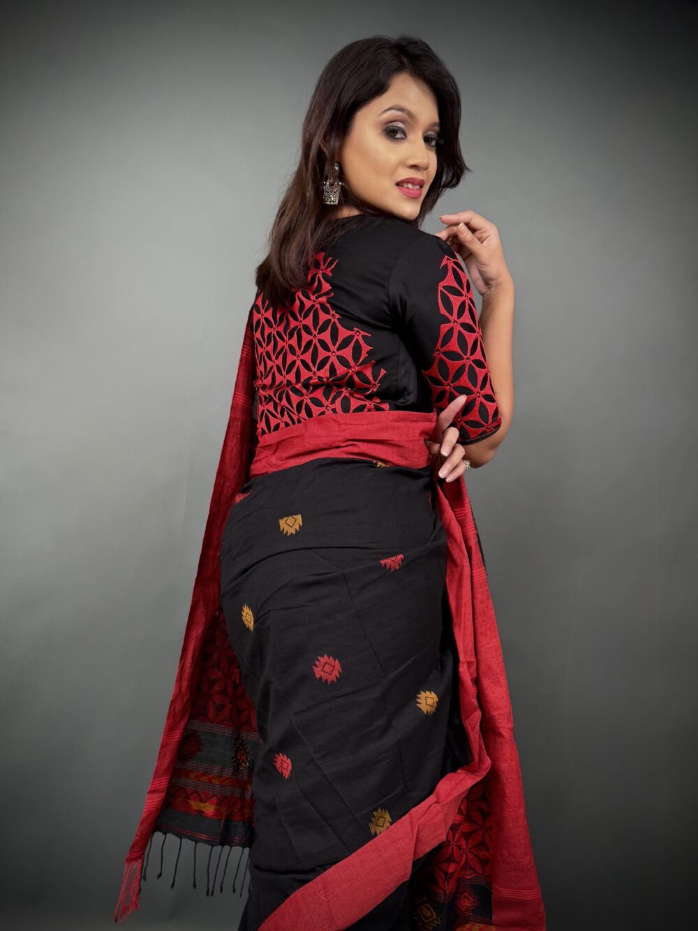 Raatrani Raga – Handloom Insta-Saree in Black with Red Border Elegance - Image 4